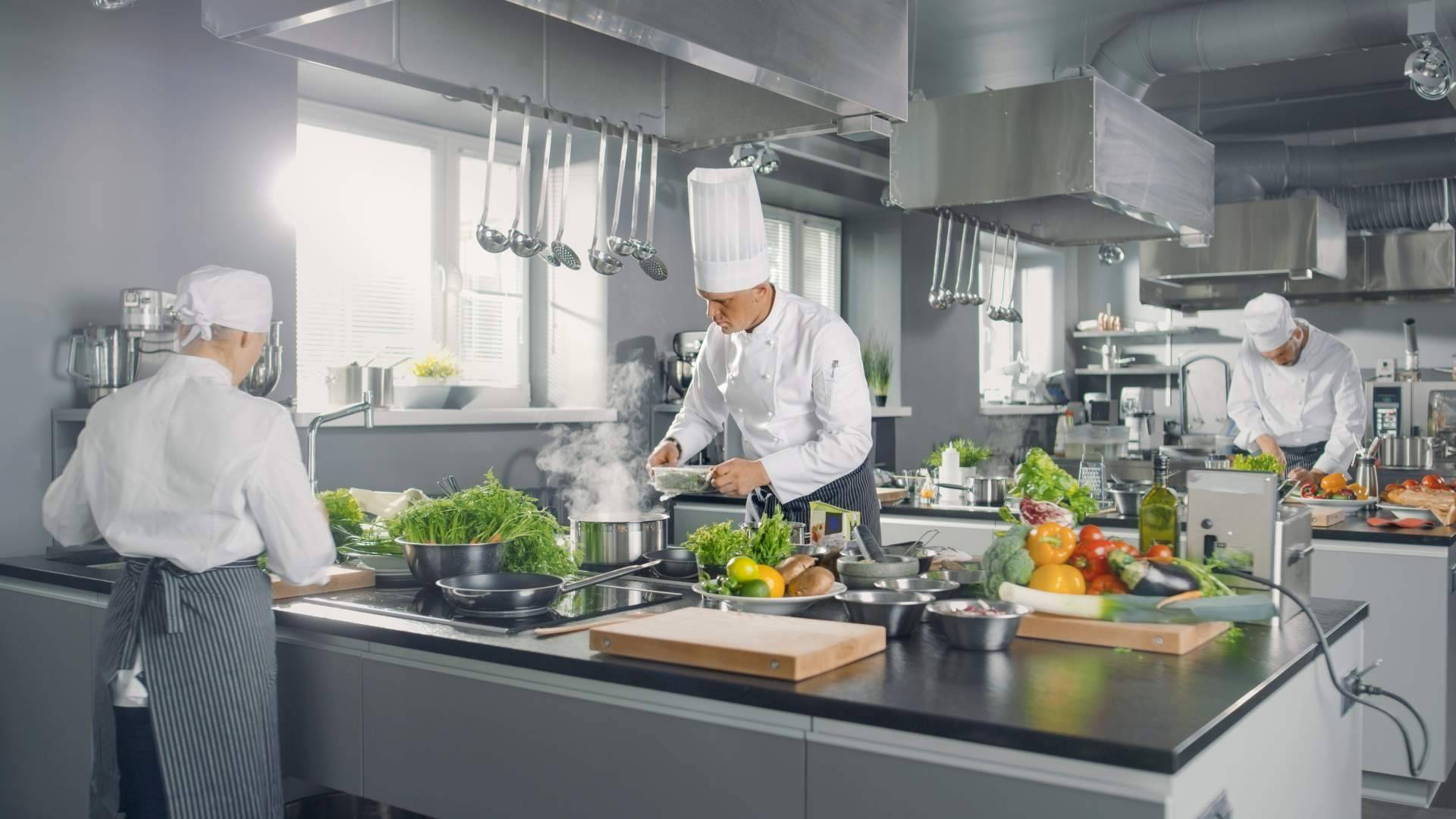 Ropa y uniformes personalizada para profesionales de cocina y hostelería en SoloUniformes