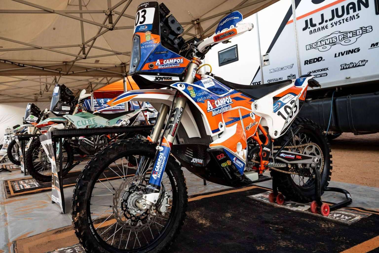 Los adhesivos y plásticos personalizados de ADHESIVOSEMBARRADOS renuevan el estilo de cualquier moto