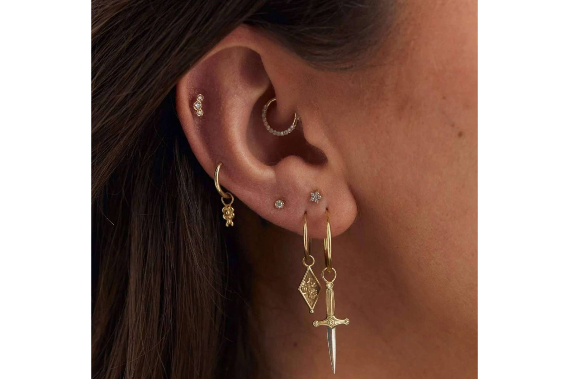 El arte del piercing y el diseño de orejas se fusionan en la propuesta de Ear Petal