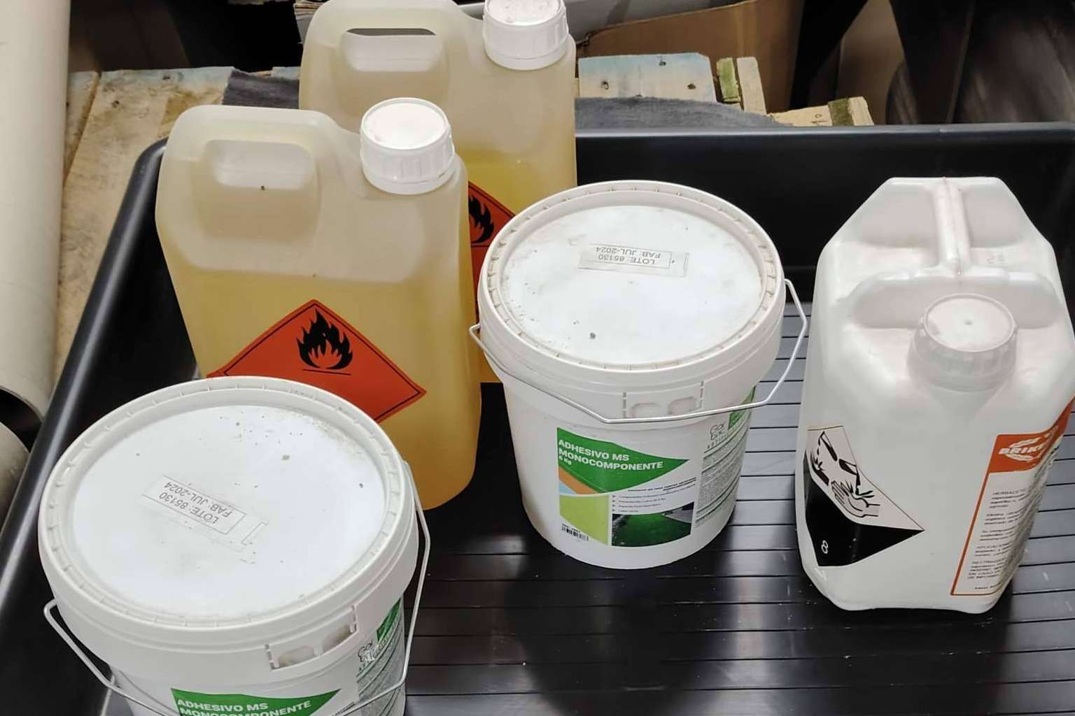 Almacenamiento eficiente de barnices y adhesivos en la industria del calzado