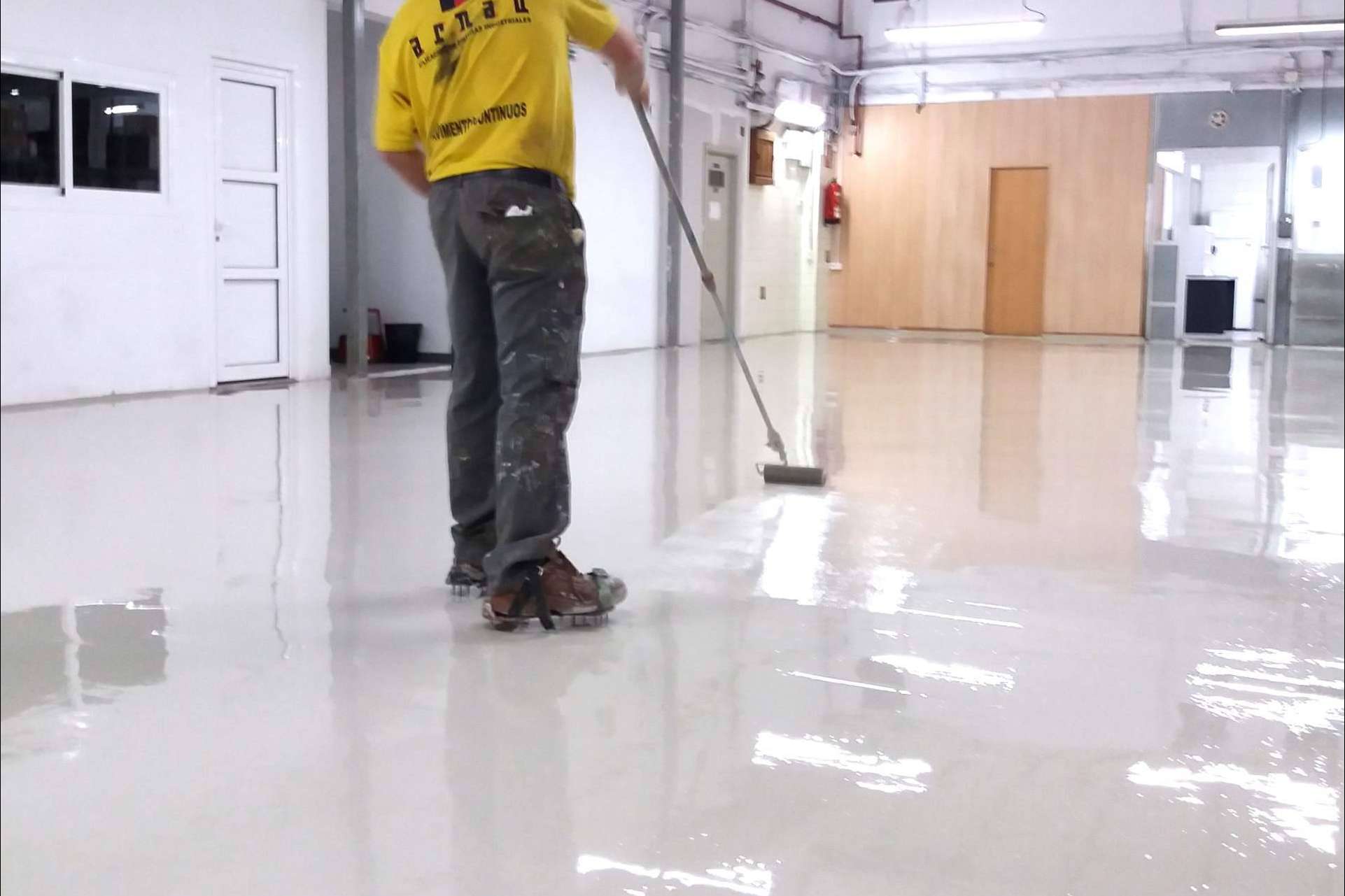 Serviarnau amplía su catálogo técnico con soluciones integrales para pavimentos y revestimientos industriales
