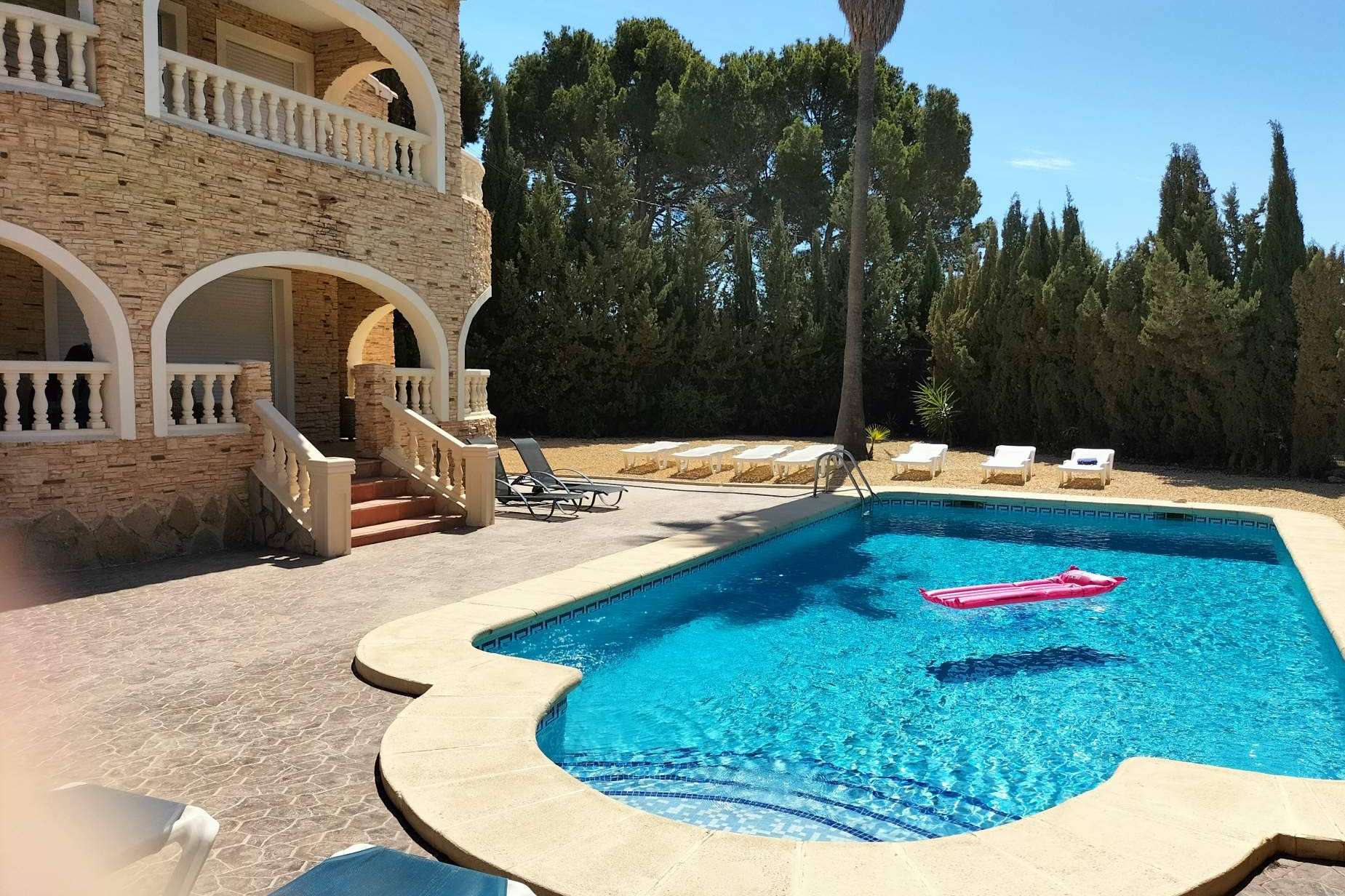 Alquileres Agatha Martínez Soria ofrece villas y apartamentos con piscina en Calpe y alrededores