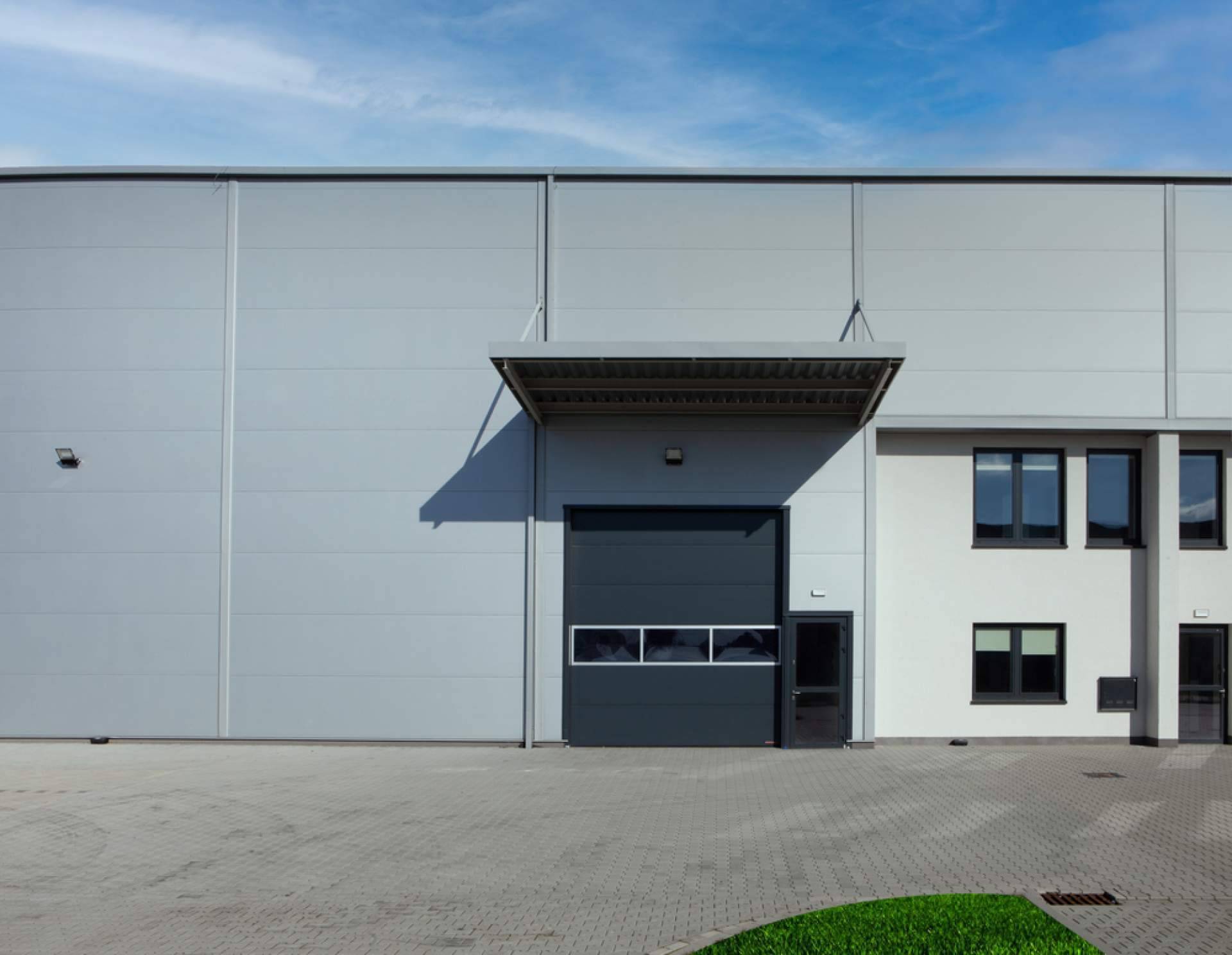 Impuestos aplicables en la venta de una nave industrial según la normativa vigente