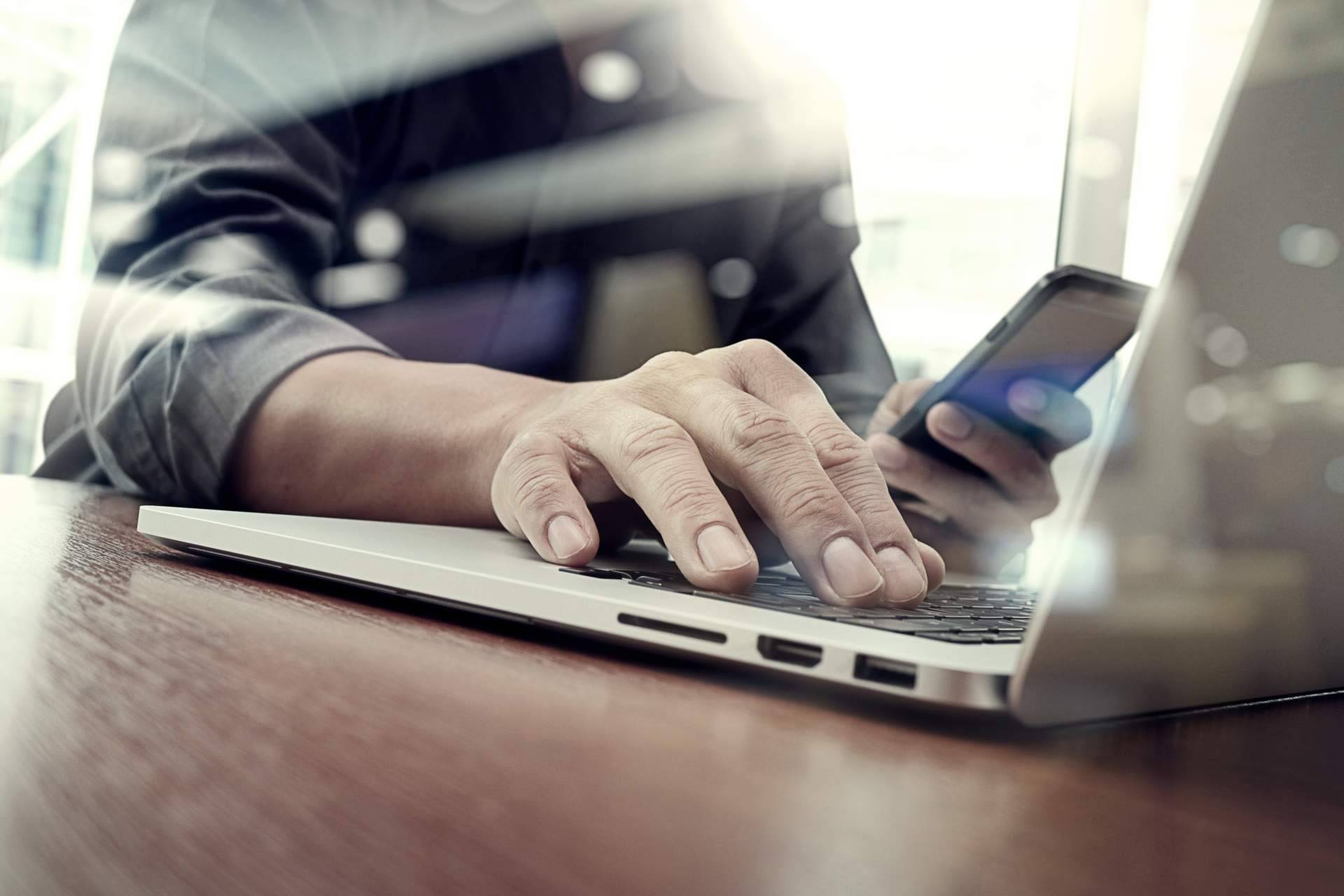 Formarse como técnico profesional es posible con el curso para reparar móviles de SCHOOL REPAIR PHONES