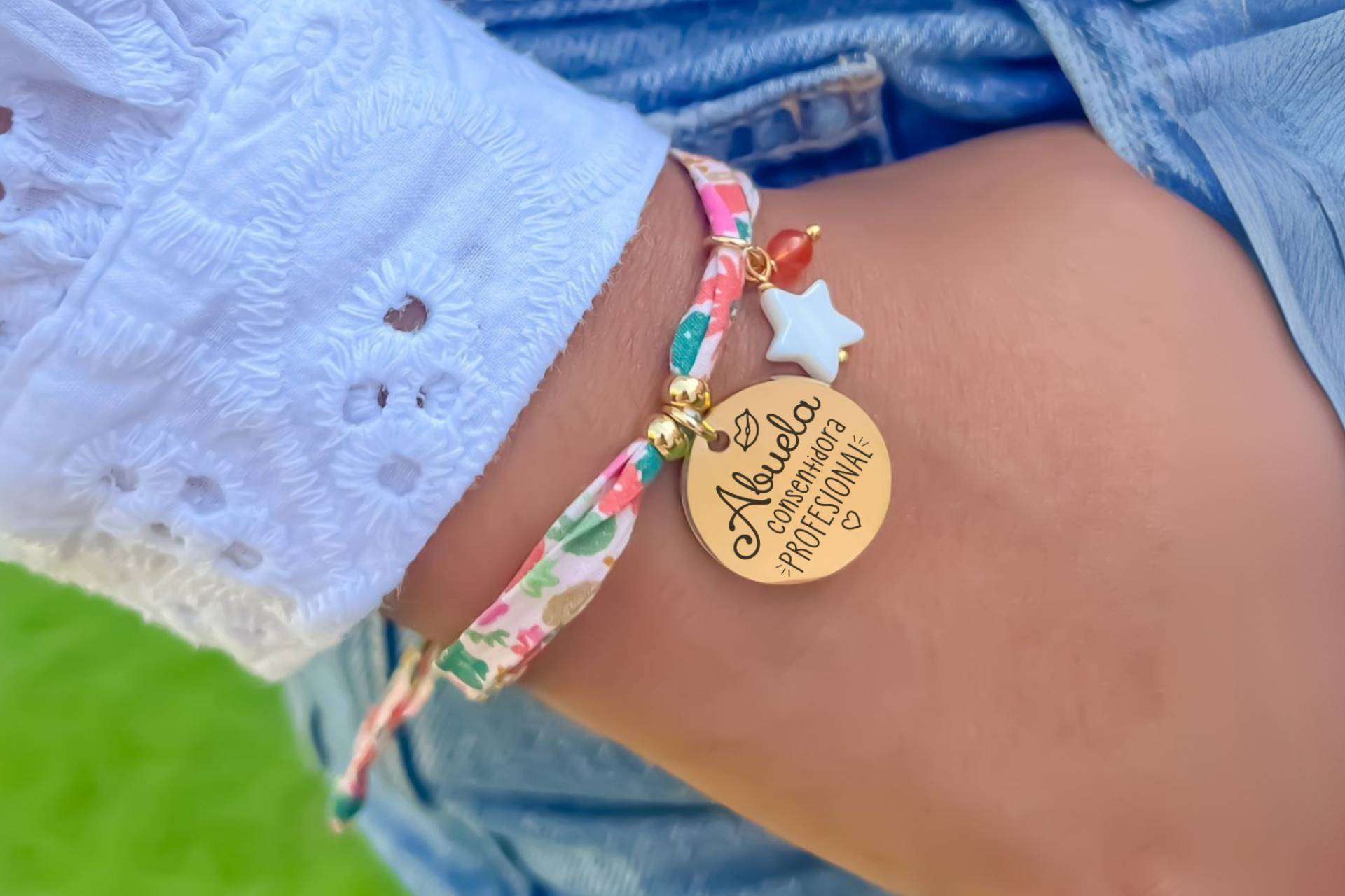 Pulseras Liberty y colgantes con virgen, los complementos más originales de este verano