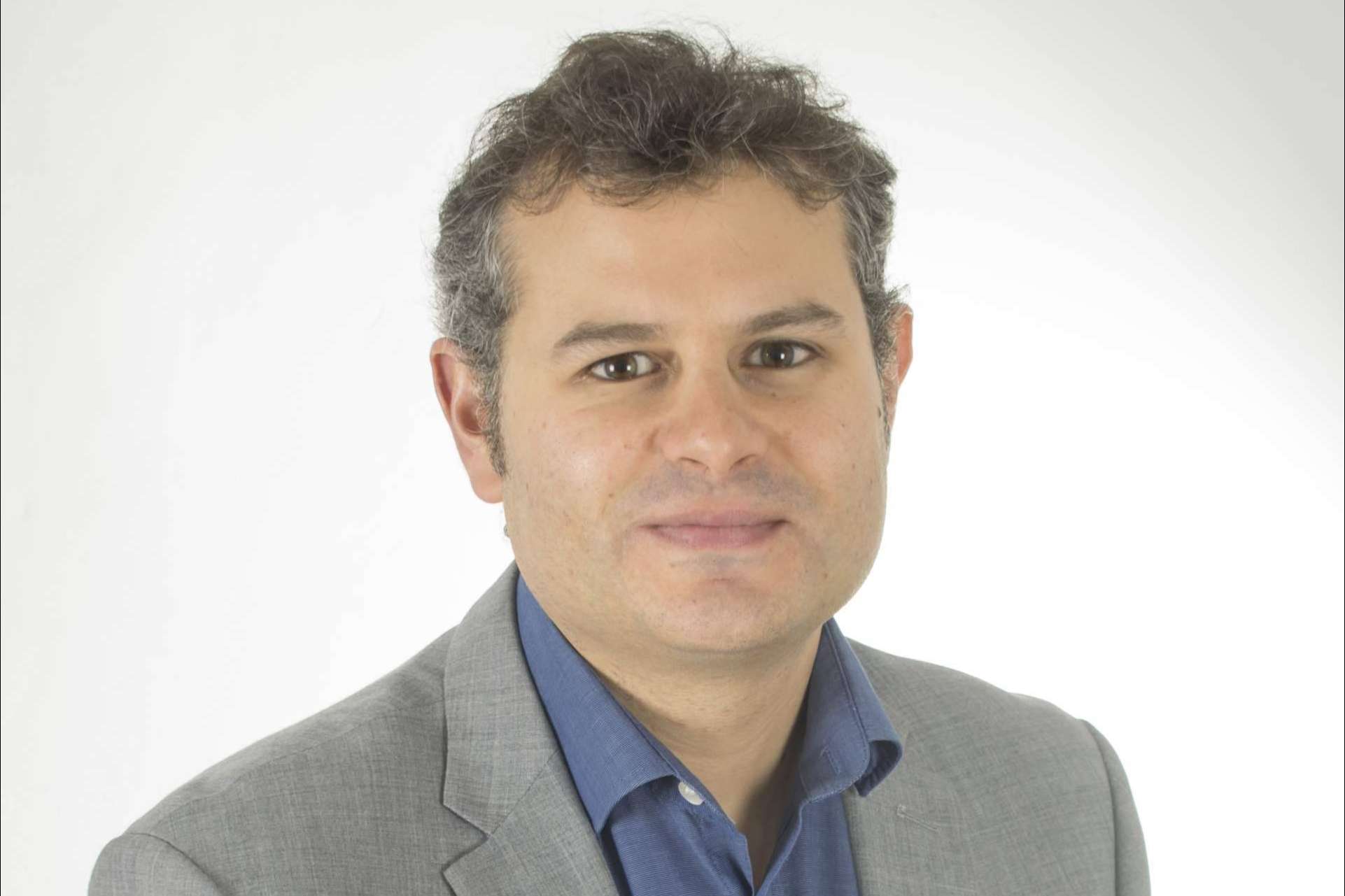 El psicólogo Rubén Camacho propone un método terapéutico que aborda el origen del malestar emocional