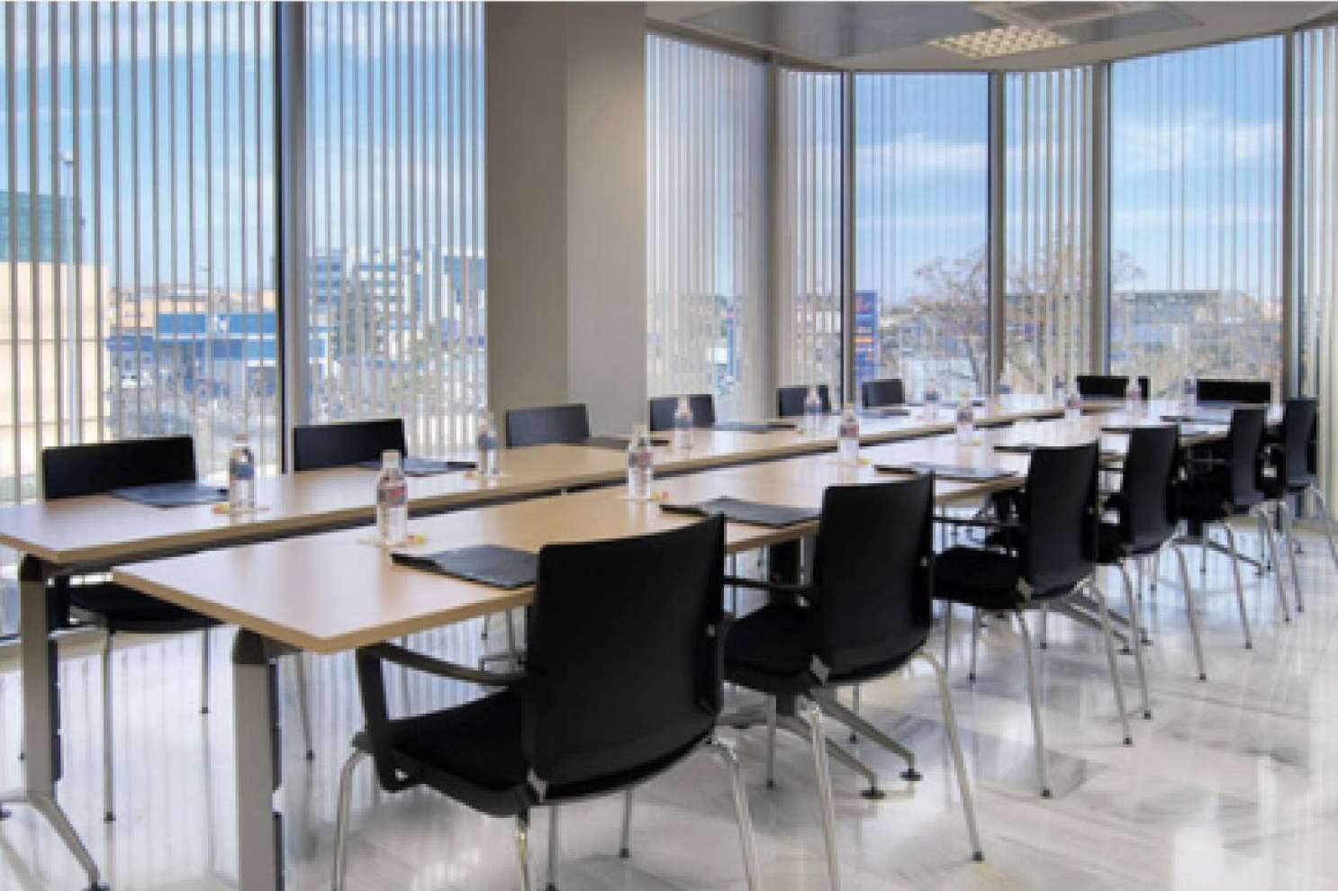 OfficeDeco presenta estores para oficinas que combinan estética, confort y versatilidad