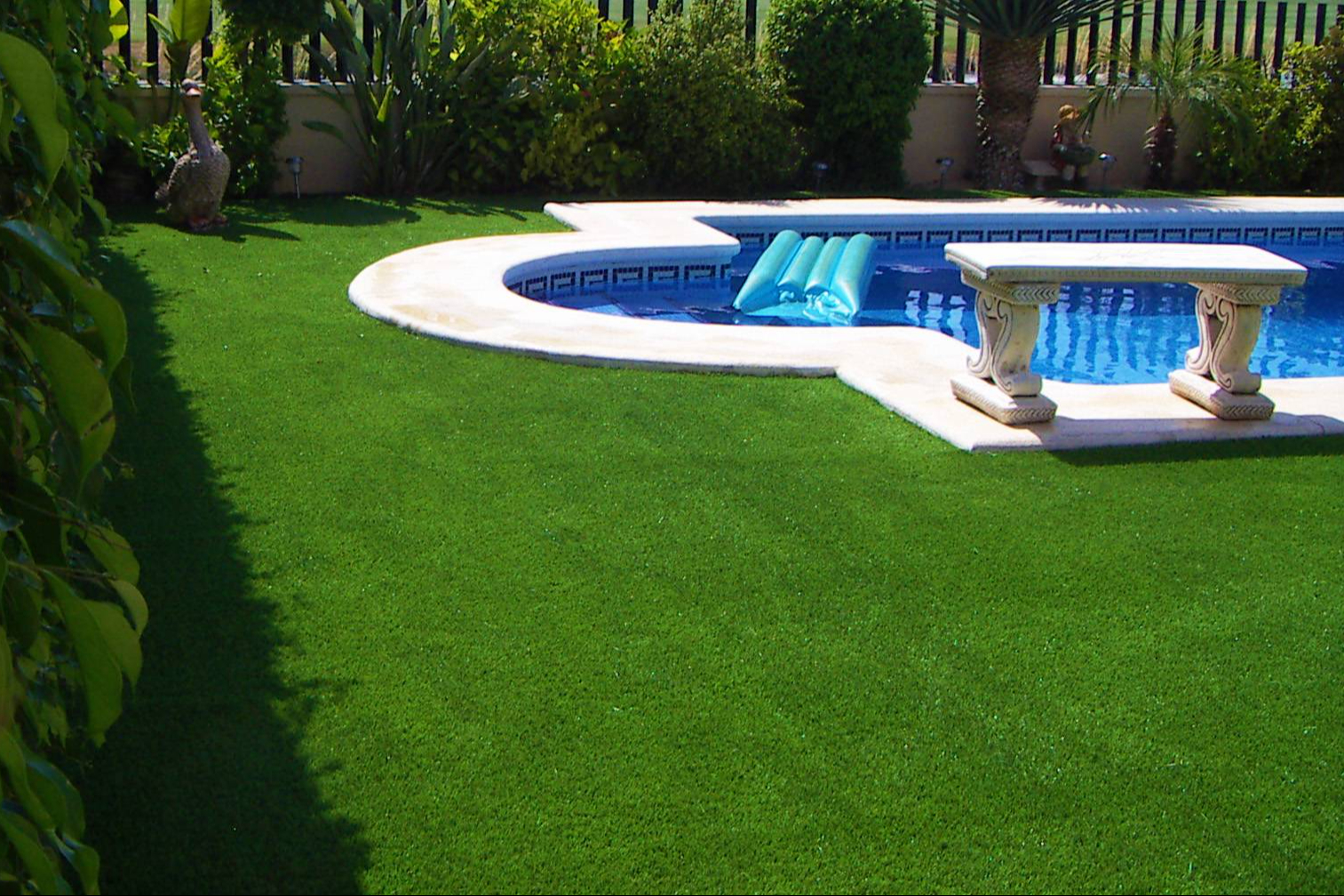 Albergrass presenta avances en césped artificial tecnológico para transformar jardines y terrazas