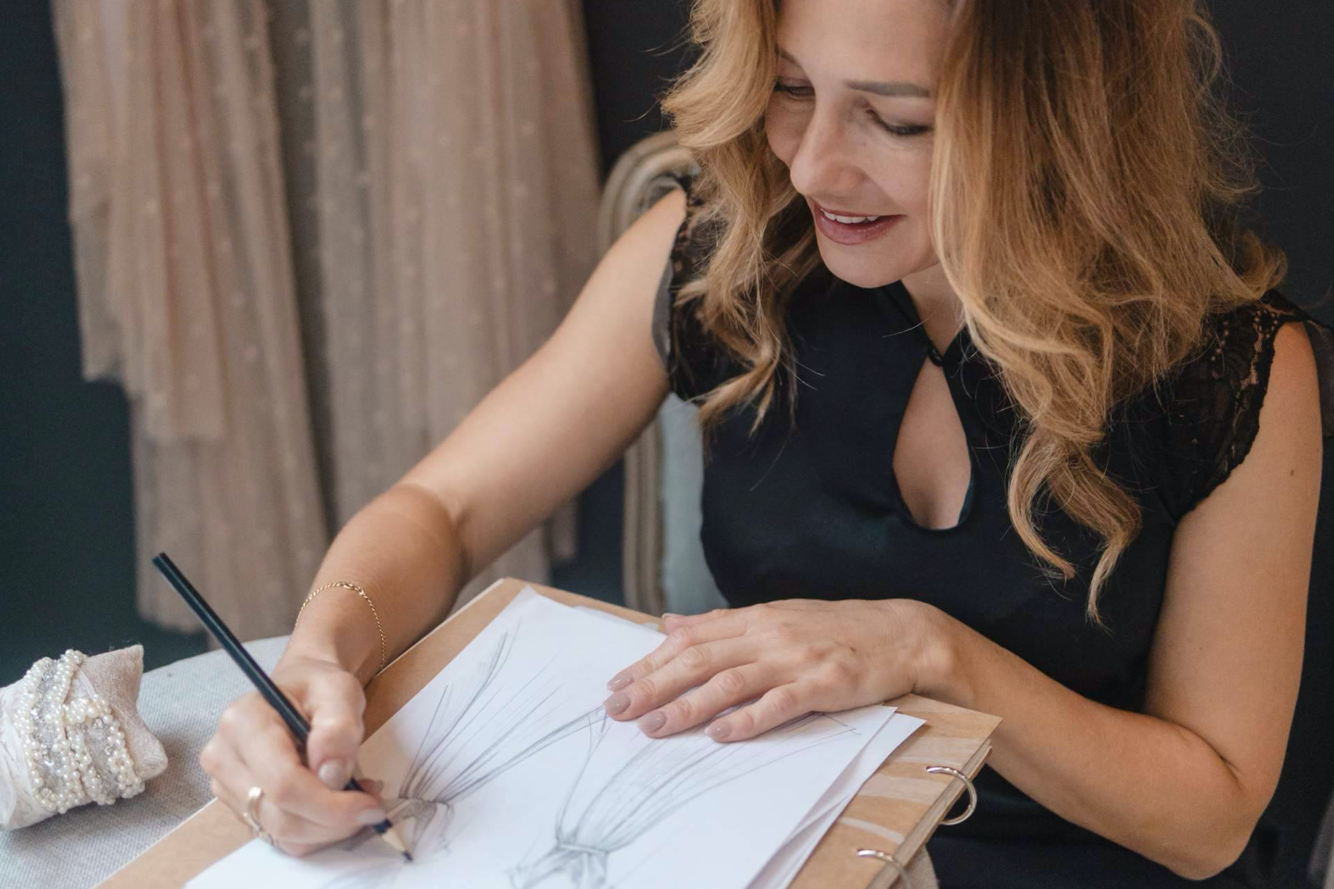 Vestidos de novia a medida en Barcelona; Aleksandra Budnik, el atelier donde moda y arte se abrazan