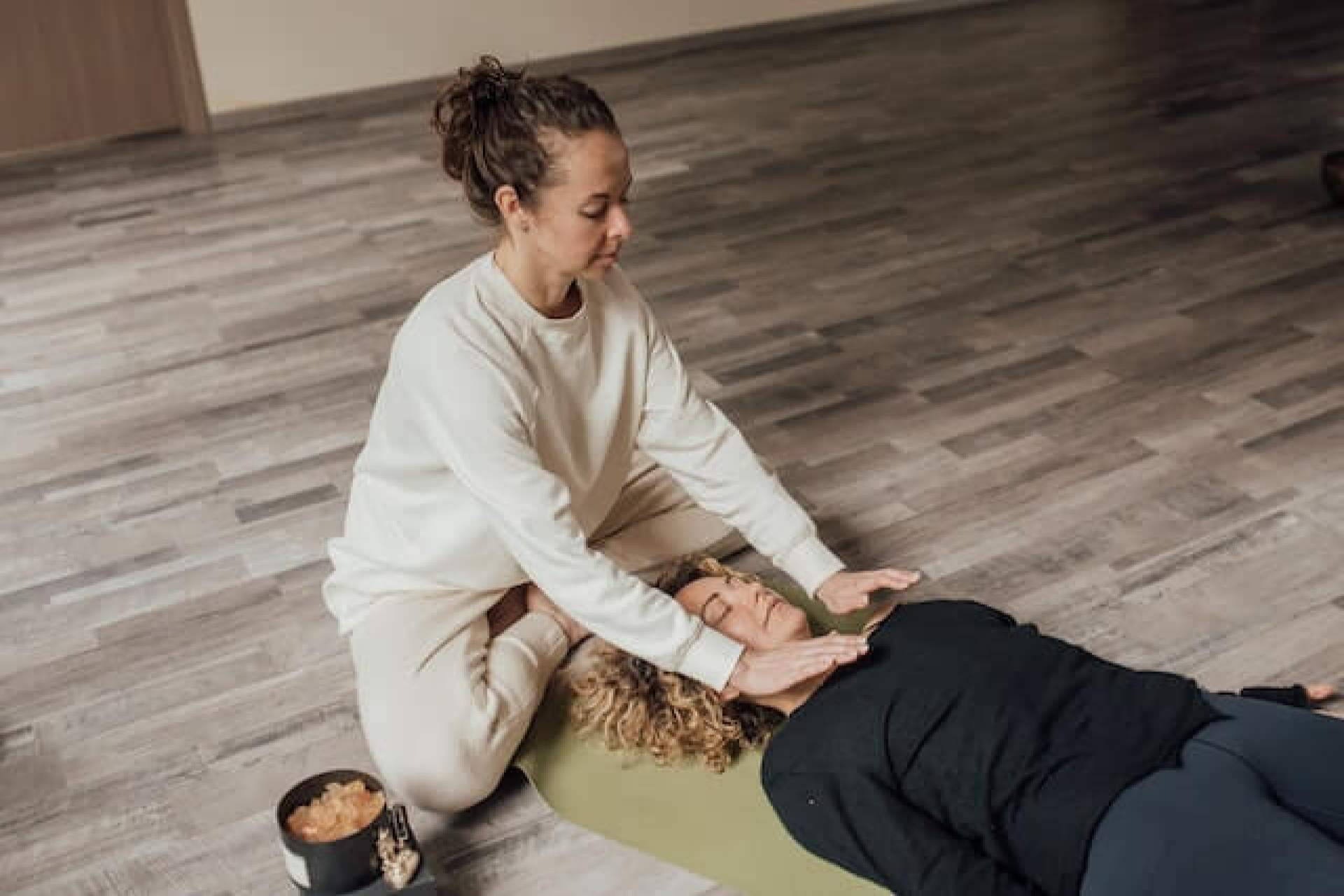 Bienestar integral en Valencia a través de yoga, pilates y yogalates en Centro Kalindi