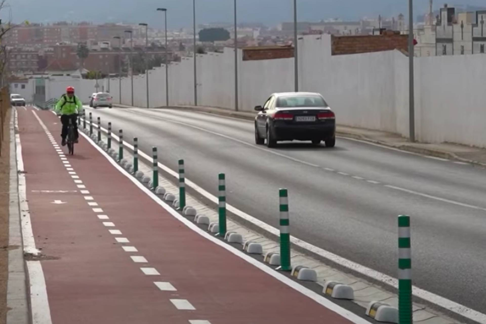 Sevilla, Cartagena y Alicante apuestan por el separador de carril bici fotoluminiscente de Abadecom Urban