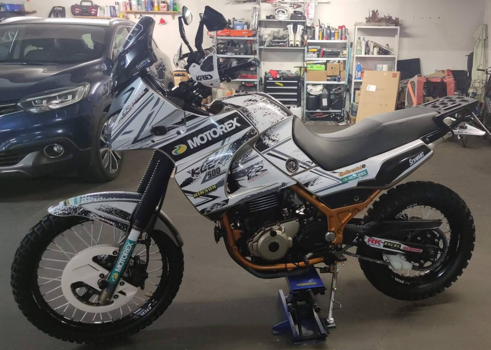 ADHESIVOSEMBARRADOS refuerza su presencia en el mundo del motor con sus adhesivos personalizados y diseños variados