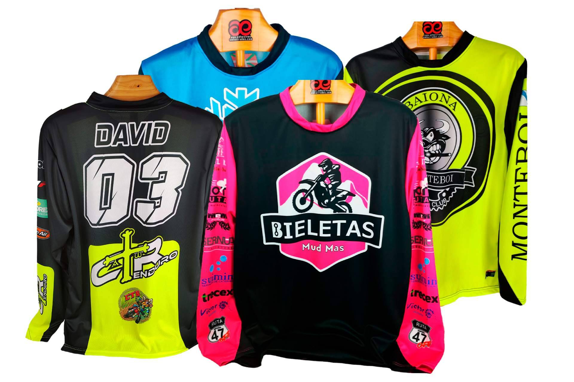 Ropa personalizada para motocross. ADHESIVOSEMBARRADOS ofrece identidad visual completa para el piloto