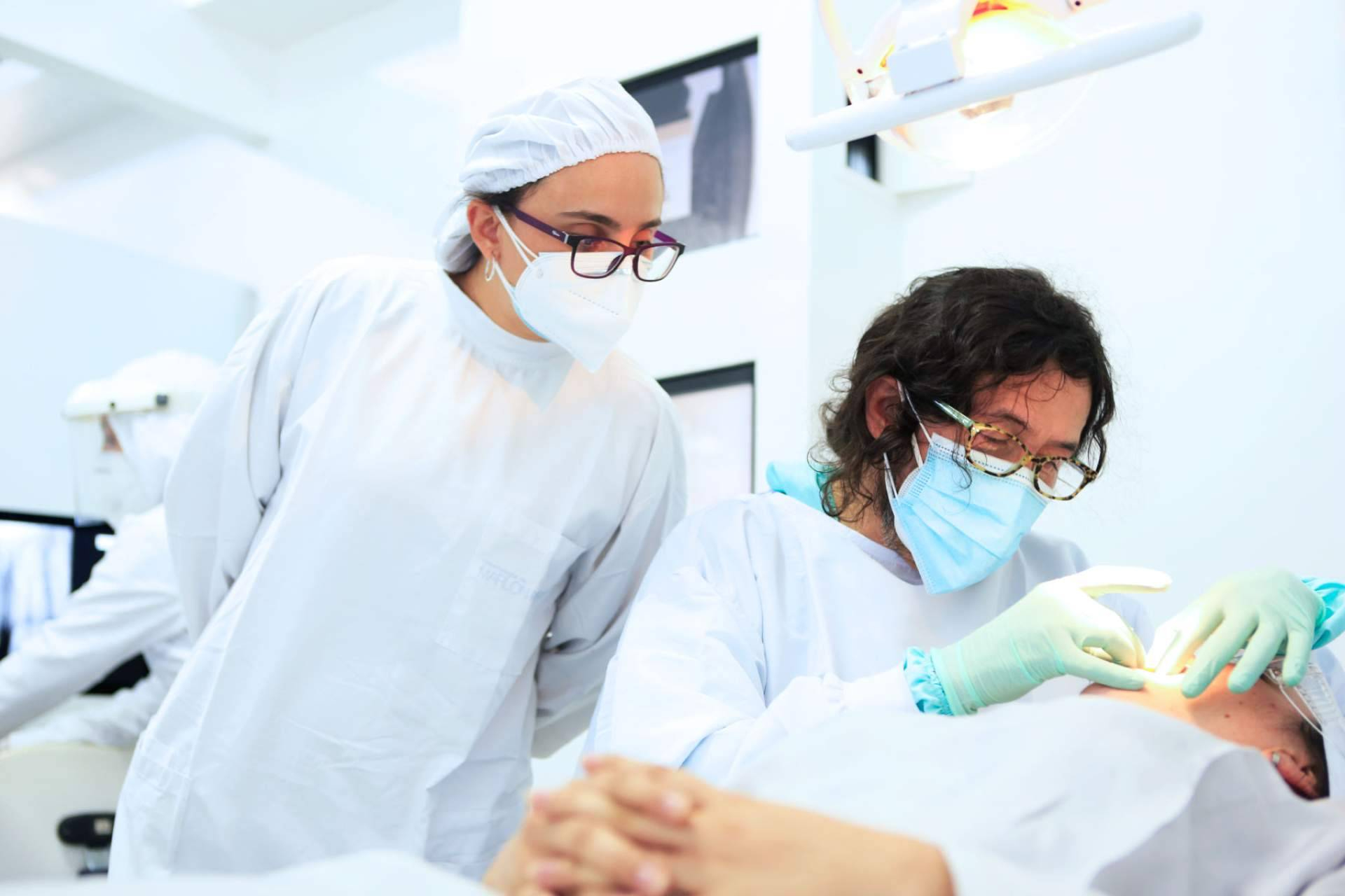 Clínicas dentales y salud oral, el papel de los implantes dentales en la recuperación funcional y estética