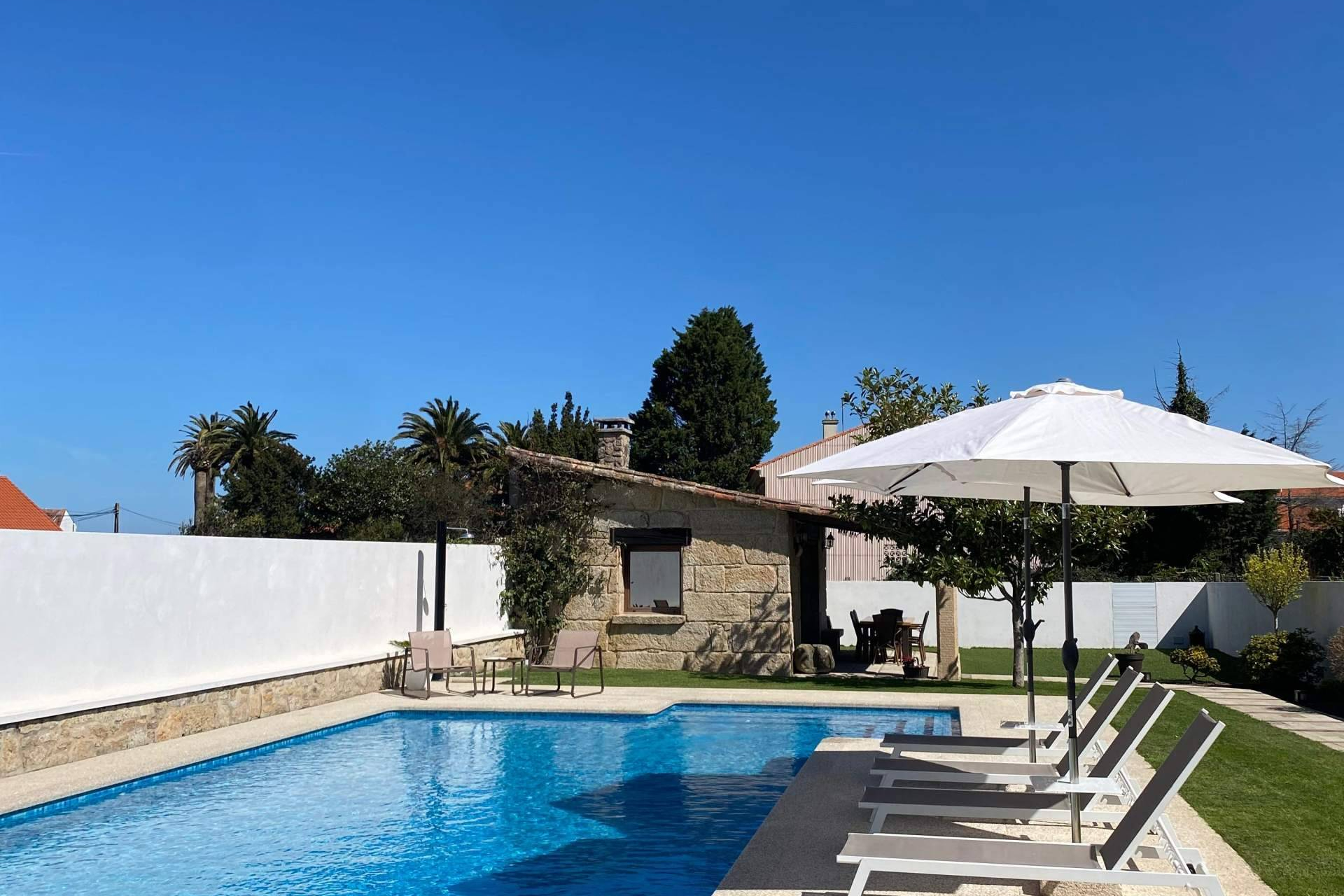 Vivienda vacacional con piscina en O Grove en las Rías Baixas, confort y mar en Viña de Millán