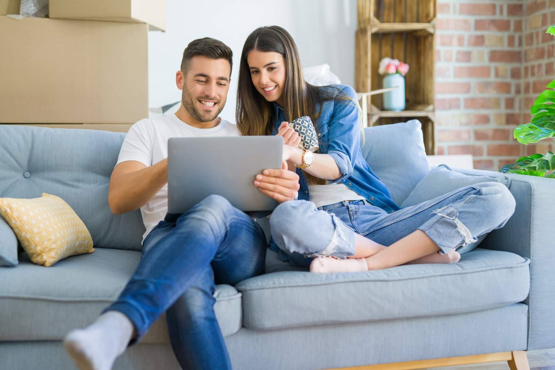Claves para comprar sofá y mejorar el confort del salón, según La Tienda HOME