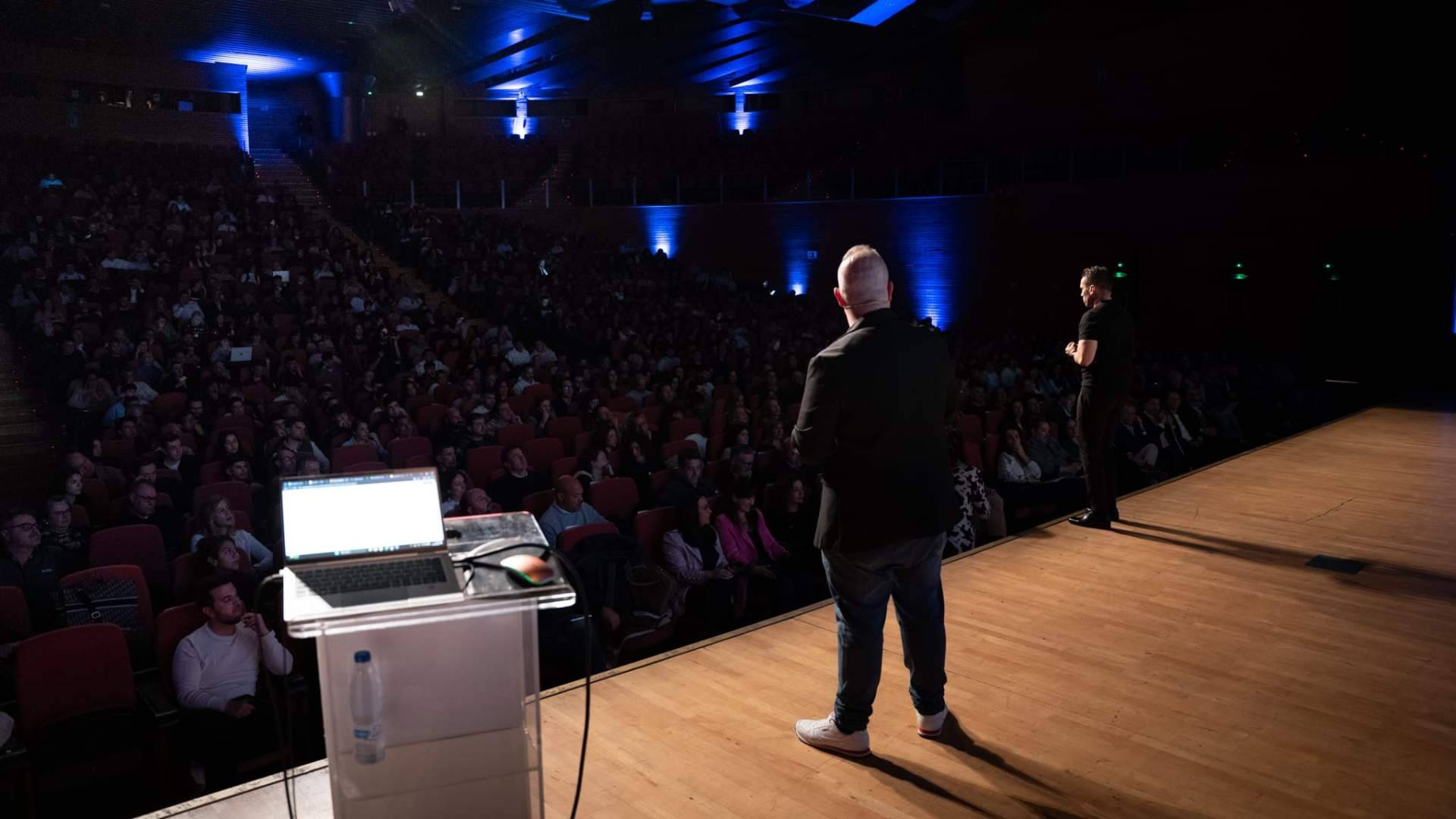 La IA aplicada a la empresa congrega a 2.000 asistentes en Granada con Antonio del Águila