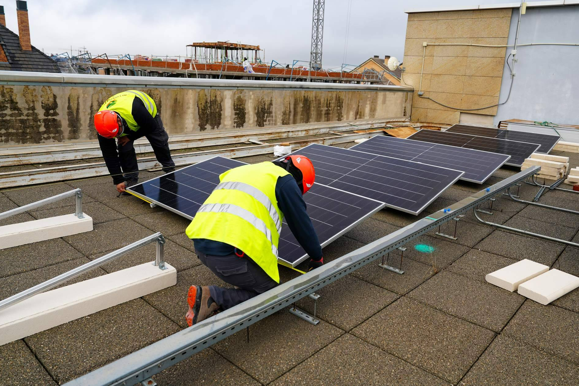 Alromar Energía impulsa la instalación de paneles solares en Madrid y sistemas de aerotermia personalizados