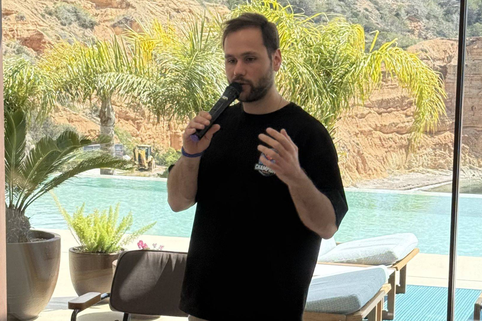 Negocios digitales rentables sin fama previa, la propuesta de Michel Miró