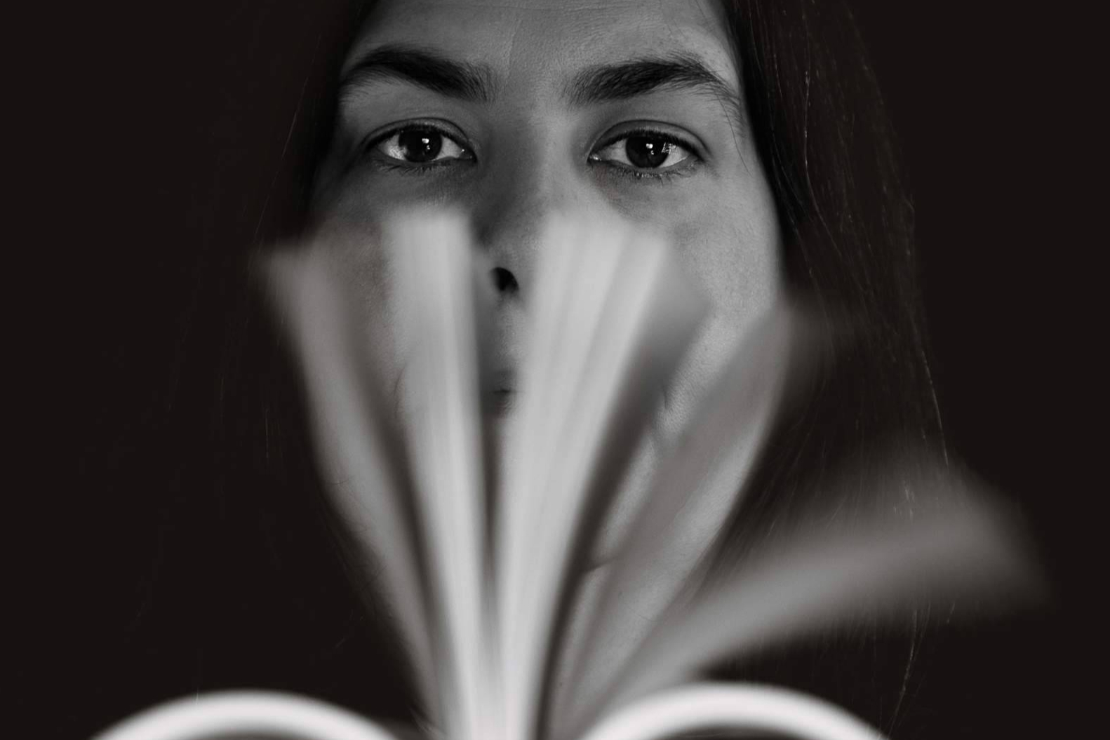 Una historia de amor inesperado y evolución personal marca el debut de J.K. Queensly en la novela romántica