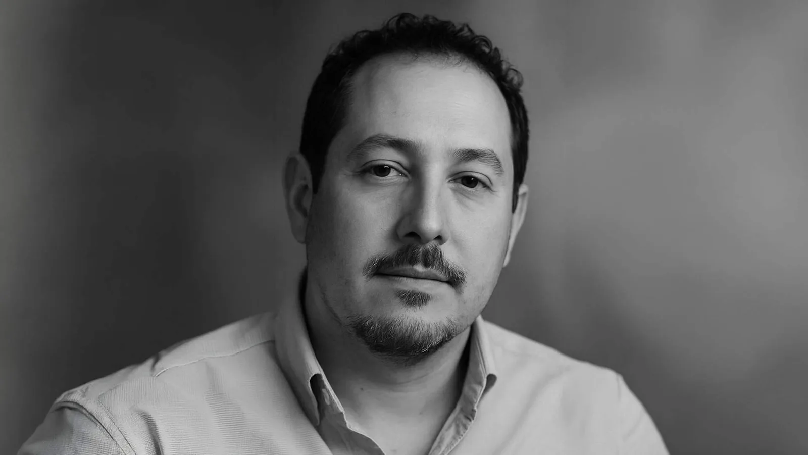 Maikel Sanfer presenta Ecos del último disparo, un thriller policíaco sobre los límites de la justicia